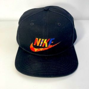Nike reissue snap back cap in black.